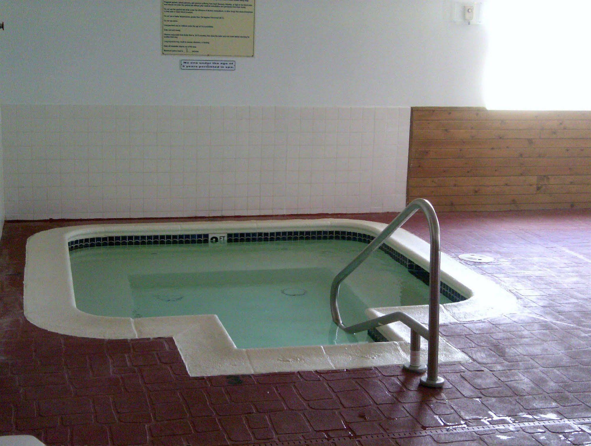 Capri Inn & Suites - Beatrice Extérieur photo